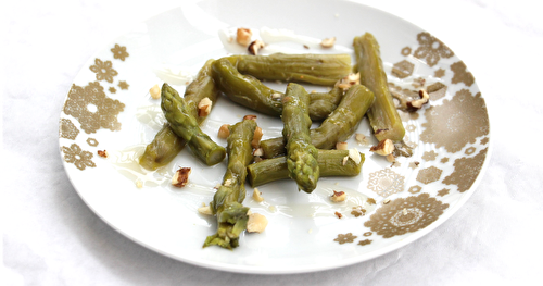 Entrée d'asperges aux noix et à la crème balsamique blanche