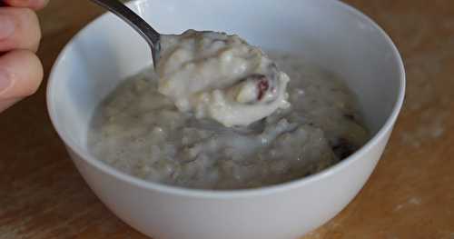 Porridge avoine, raisin et miel