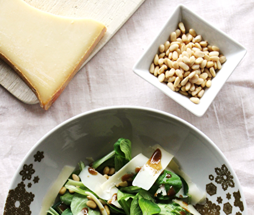 Salade de mâche au beaufort d'été et aux pignons