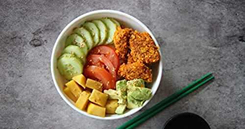 Buddha bowl aux cubes de filets de poulet marinés paprika et cumin panés