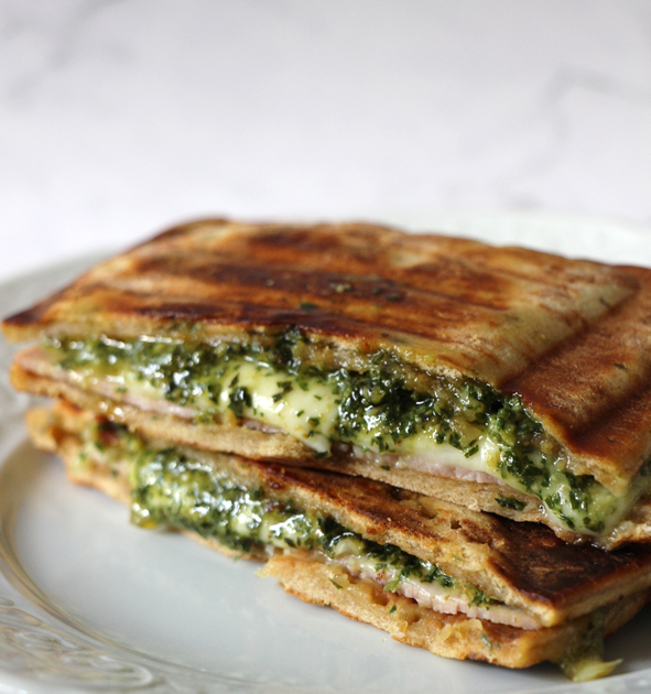Croque-Monsieur au pesto et mozzarella : la recette gourmande et facile
