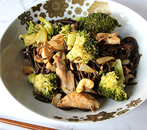 Nouilles sautées aux brocolis, noix de cajou et poulet