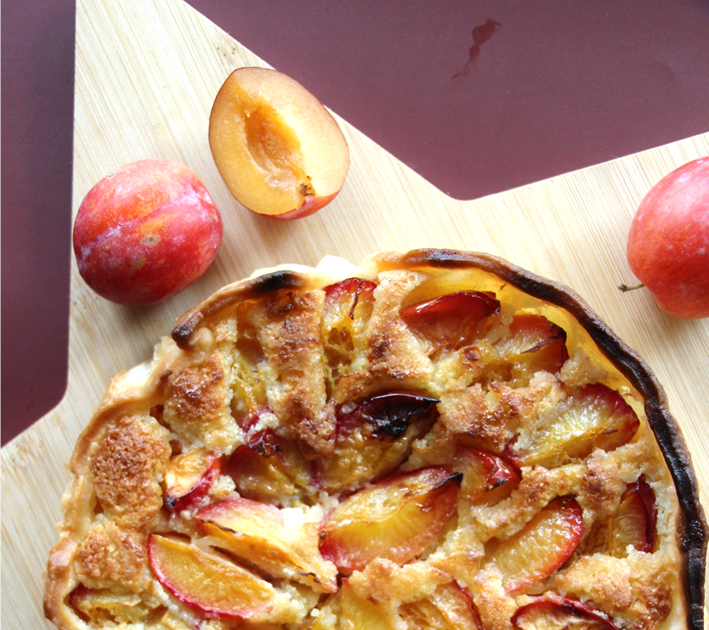 Tarte aux prunes amandine : le dessert de saison fondant et fruité