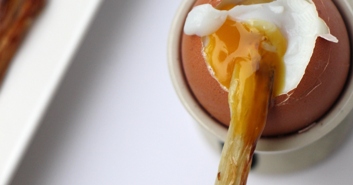  Œuf à la coque et mouillettes d’asperges rôties : le petit luxe du quotidien