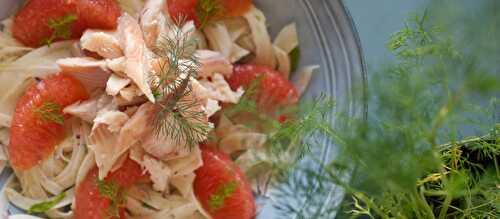 Salade de fenouil cru, pamplemousse rose et filets de truite fumée