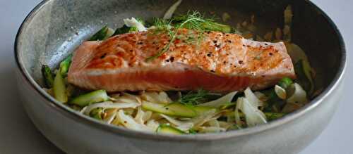 Saumon mi-cuit sur poêlée d’asperges vertes et fenouil aux amandes