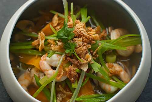 Soupe asiatique aux scampis, légumes et nouilles soba