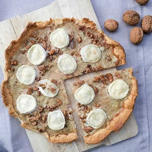 Tarte fromage de chèvre, miel, noix et oignons