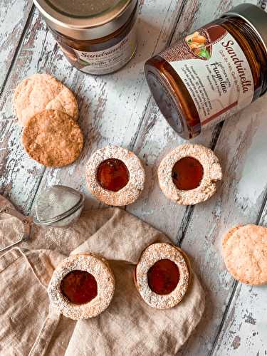 Biscuits sablés à la noisette et confiture