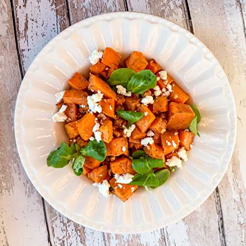 Salade de patate douce, noix, féta et mâche