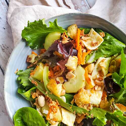 Salade asiatique aux légumes croquants, cacahuètes et oeuf