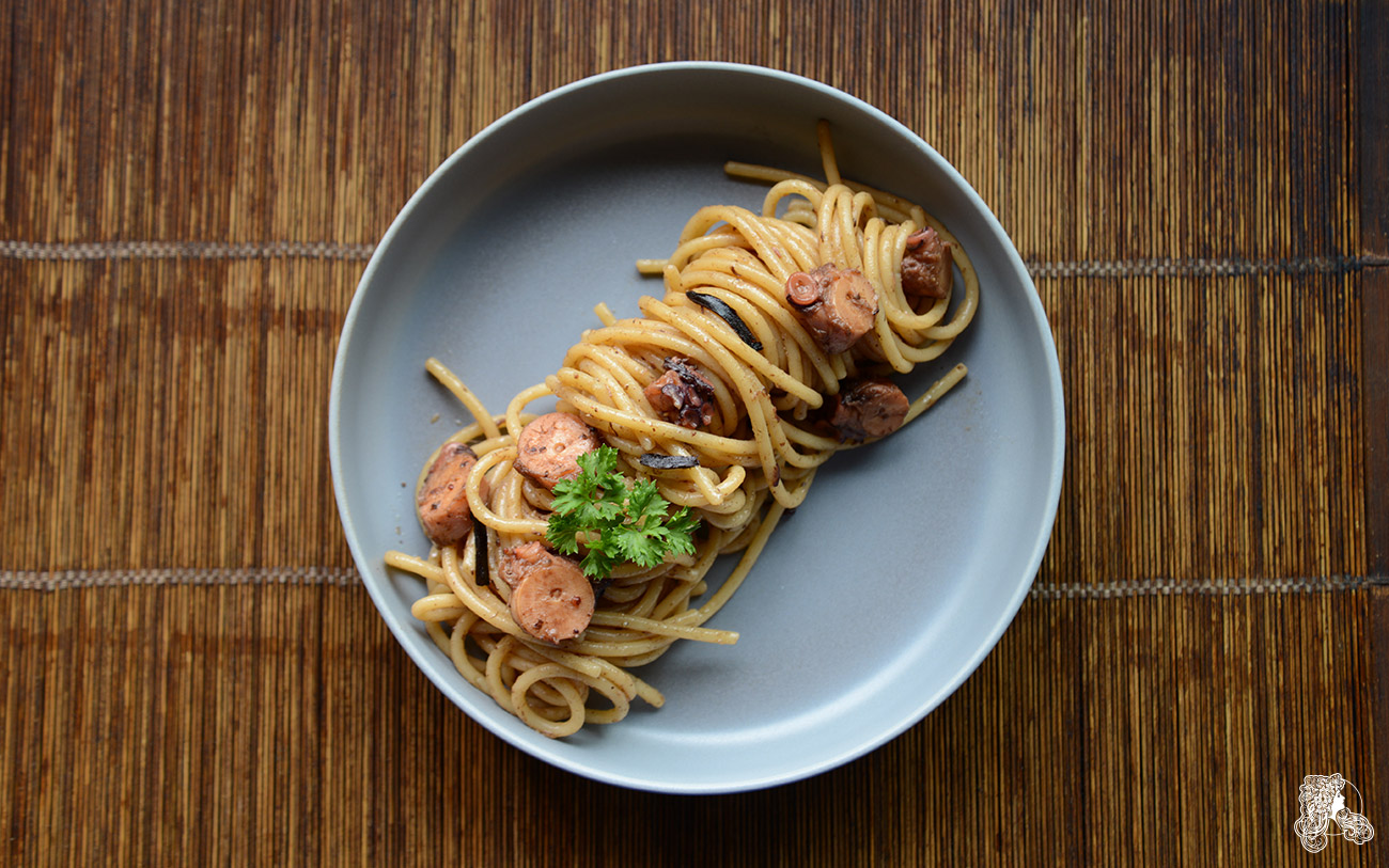 Spaghettis au poulpe et à l’ail noir