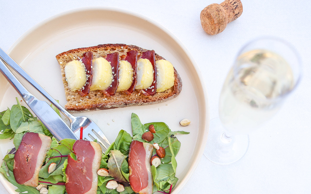 Bruschetta au Chavignol, magret fumé et miel