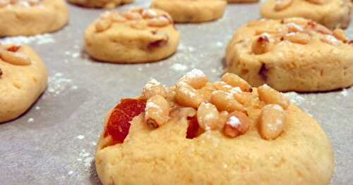 Biscuits à l'abricot et aux pignons de pin