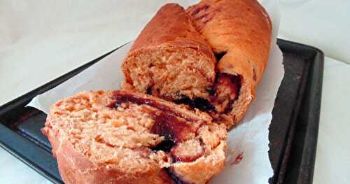 Brioche douce à la tomate et aux fruits rouges