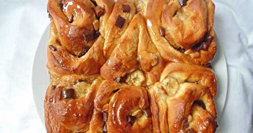 Brioche roulée à la banane, aux pépites de chocolat et au caramel