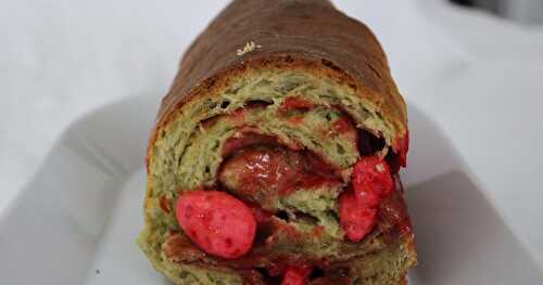 Brioche roulée au thé vert et aux pralines roses