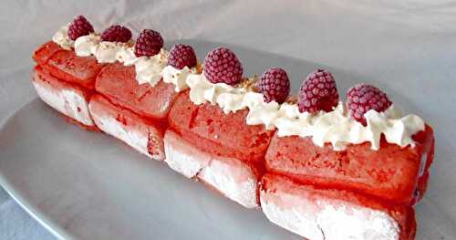 Bûche rose légère au coco et aux fruits rouges