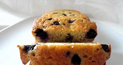 Cake à la semoule de maïs, à la banane et aux myrtilles