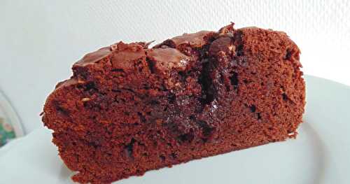Cake au chocolat et aux oursons en guimauve