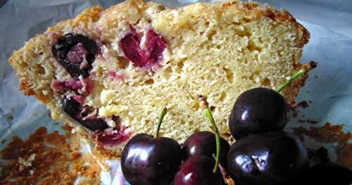 Cake au fromage blanc de brebis, banane et cerises