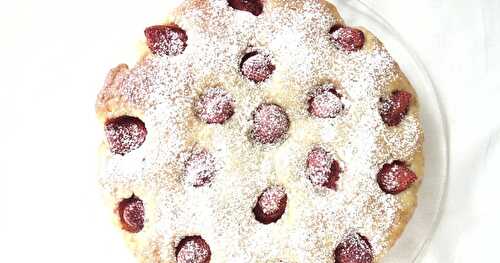 Gâteau à la compote de rhubarbe et aux fraises