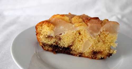 Gâteau à la polenta, aux poires et aux caramels