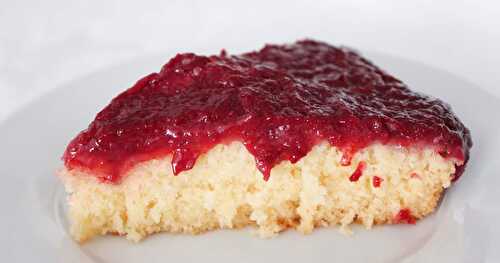 Gâteau au lait d'amande et au coulis de fraise (vegan)