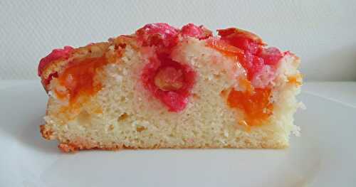 Gâteau au yaourt, aux abricots et aux pralines roses (sans gluten)