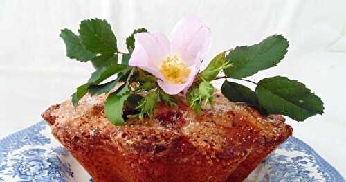 Gâteau au yaourt sans oeuf aux fraises et aux fleurs d'églantine