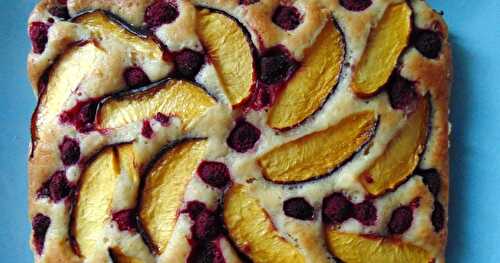 Gâteau aux nectarines et aux framboises