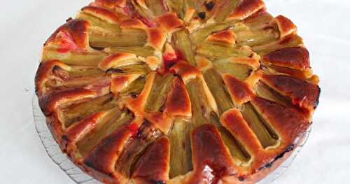 Gâteau aux yaourts à la Grecque, à la rhubarbe et aux pralines roses