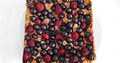 Gâteau petit déjeuner au quinoa, aux myrtilles et aux fraises (vegan)