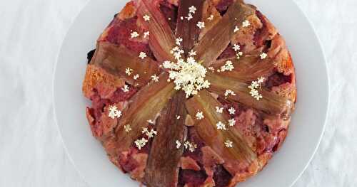 Gâteau renversé à la rhubarbe, aux fraises et fleurs de sureau