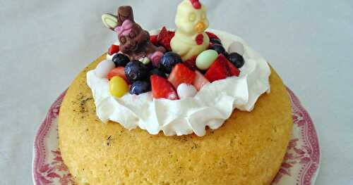 Savarin de Pâques au sirop de vanille et aux fruits rouges