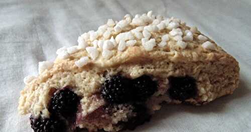 Scones à l'ananas et aux mûres