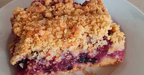 Gâteau crumble aux pommes et au cassis