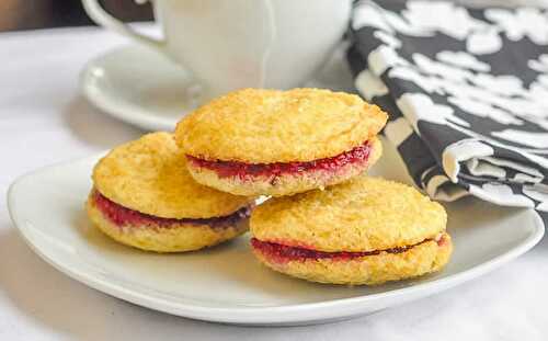 Biscuits nature à la confiture - pour accompagner le café du petit déjeuner