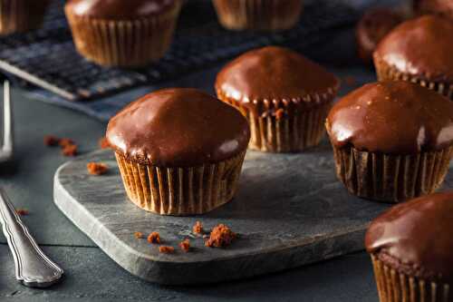 Cupcakes au chocolat noir avec glaçage – faciles et délicieux.