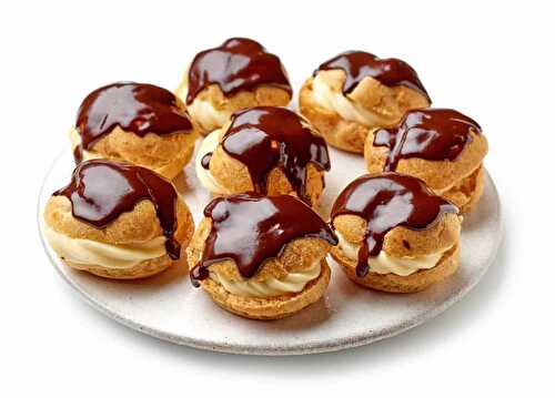 Petits choux fourrés à la crème au coulis de chocolat : le dessert irrésistible !