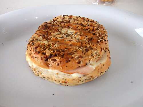 Bagel blanc de poulet et fromage fondu et cupcake banane-nutella