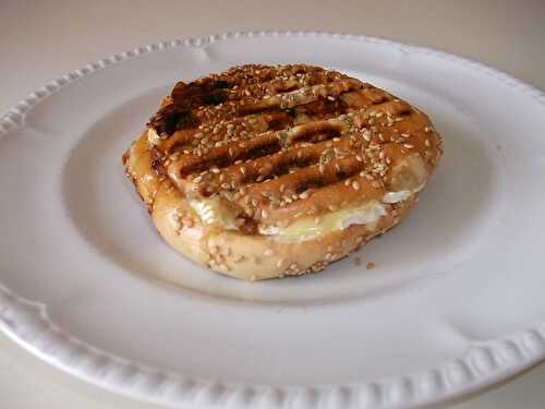 Bagel camembert-pommes et mi brownie mi-cheesecake