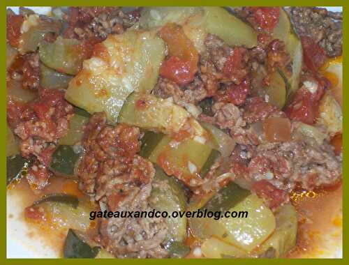 Courgettes, tomates à la viande hachée