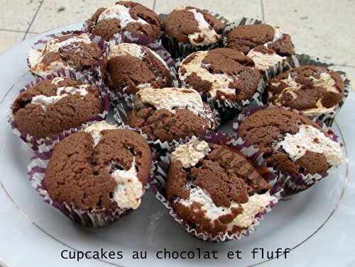 Cupcakes au chocolat et fluff à la fraise