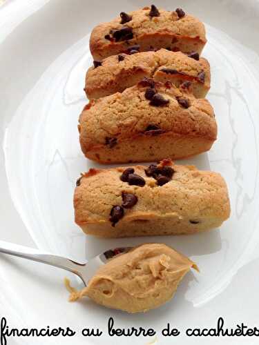 Financiers au beurre de cacahuètes et pépites de chocolat