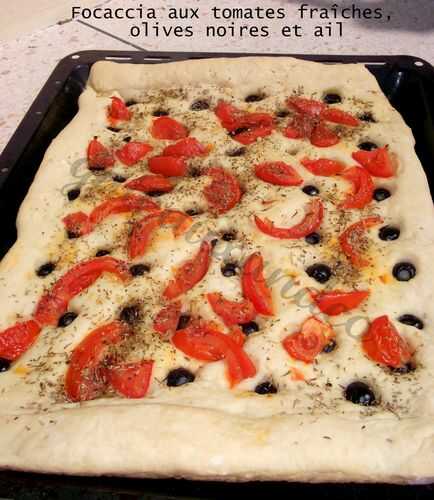 Focaccia aux tomates fraîches, olives noires et ail