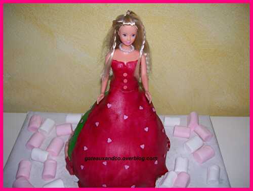 Gâteau poupée rouge