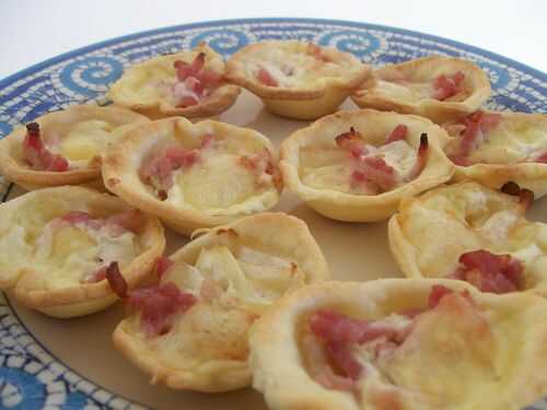 Mini tartelettes St Nectaire, oignons et lardons