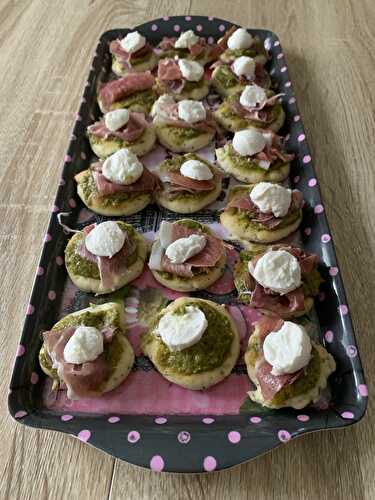 Pizzettes au pesto et jambon de parme