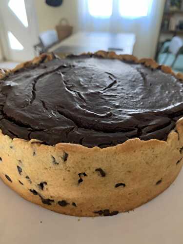 Flan pâtissier au chocolat sur une pâte à cookies